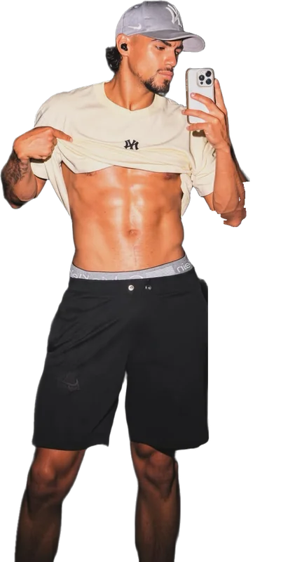 Eros levantándose la camiseta para mostrar el abdomen marcado