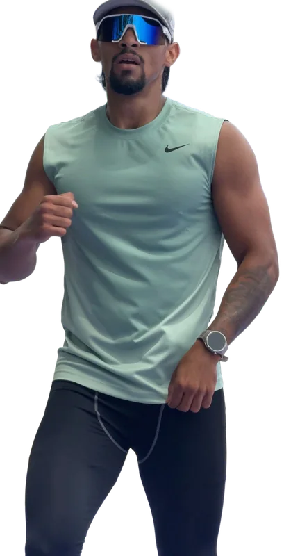 Eros trotando en la pista atlética con camiseta deportiva y reloj