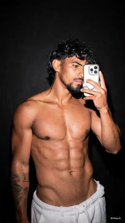 Eros hoy: foto a color, sin camisa frente al espejo