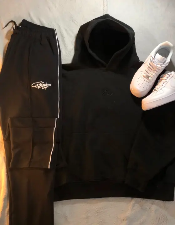 Conjunto negro: hoodie y sudadera cargo con la firma de Eros