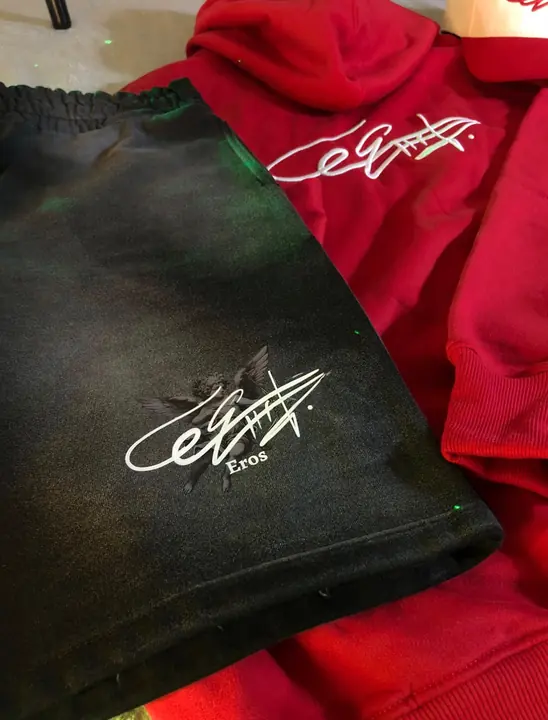 Pantaloneta negra con la firma de Eros en blanco